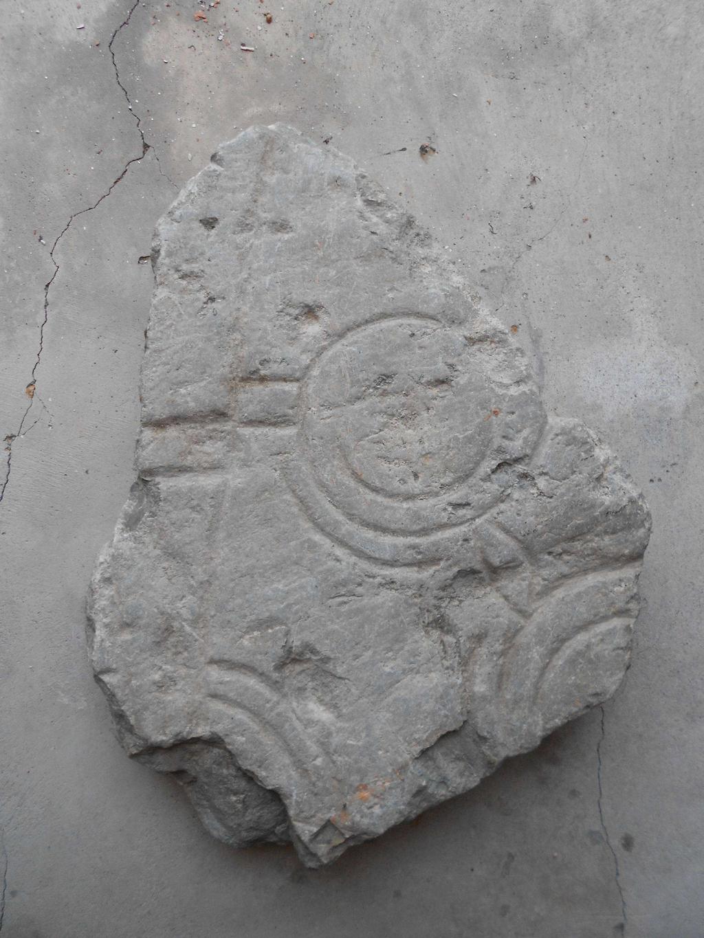 tornrummet till Fornåsa kyrka förvaras fragment av fyra ristade stenar, varav två med runor.