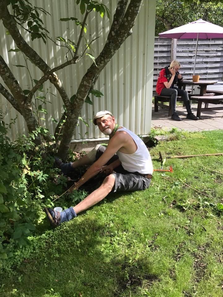 Servicegruppen sköter även reparationer och underhåll av möbler och annat som behöver fixas i huset.