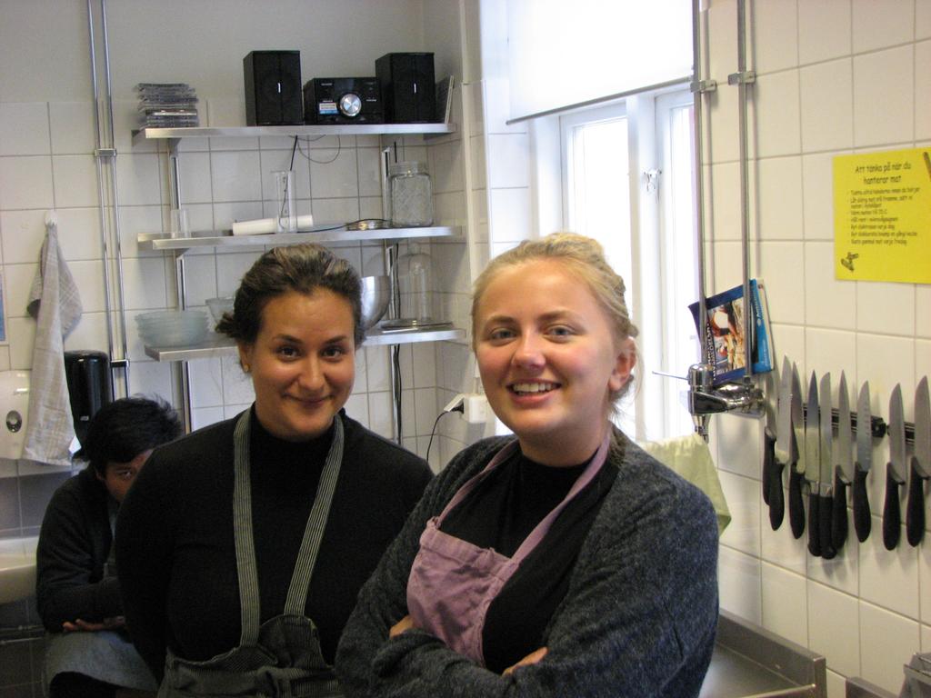 hon oss för att visa bilder och berätta om sina upplevelser. rehabiliteringen.