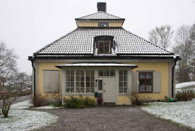 HUVUDBYGGNADENS GAVLAR BYGGDES MED VERANDOR 1918. FOTO: J. MALMBERG de kvarvarande eldstäderna. Han lät även anlägga en engelsk park nordväst om huvudbyggnaden.