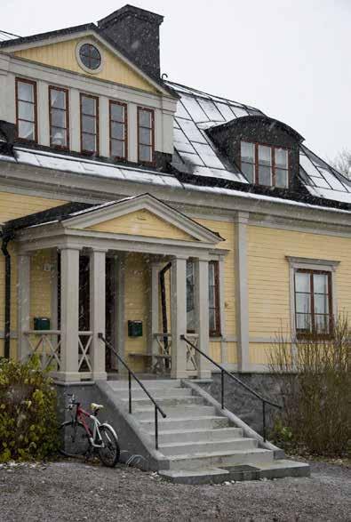 FLYGELBYGGNADEN MED ENTRÉ MOT SÖDER. FOTO: J. MALMBERG den gamla parken och alléerna bevarade. Upprustning och renovering År 1993 brann vinden på huvudbyggnaden.