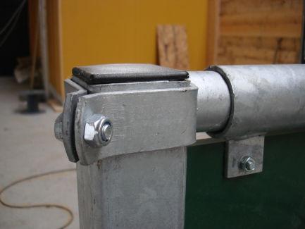 Monteringsbeskrivning Tät gavelavskiljare Tät gavelavskiljare En tät gavelavskiljare består av 2 st Stolpar 70x70 längd 1500 mm alt. 1700 mm med påsvetsade fästen för plastskivan.