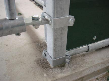 4 st Klämfästen med eller utan påsvetsade gångjärn 8 st Bult M10x25 inkl låsmutter 1 st Plastskiva 2000x1200x15mm Erf vagnsbult M8x30 inkl mutter OBS!