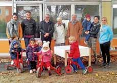 ihrer Familie lebt. Vor ungefähr 20 Jahren fing sie mit der Aquarellmalerei bei Frau Brigitte Klahn-Peter an, die ihr übermittelt hat, dass man frei und ungezwungen und mit Freude malen kann.