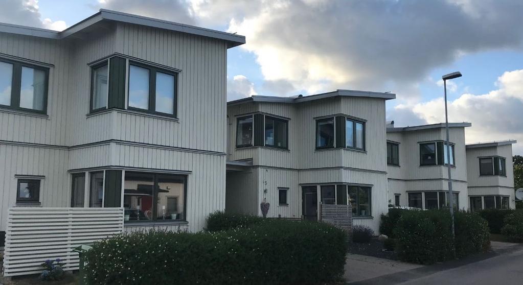 samt en glesare bebyggelse med kedje- och parhus samt mindre villatomter. Markanvisningar Att skapa en varierad bebyggelse, avseende bl.a. bostadsstorlek, upplåtelseform och prisnivå, är viktigt för att kunna attrahera hushåll med olika förutsättningar och i olika skeden av livet.