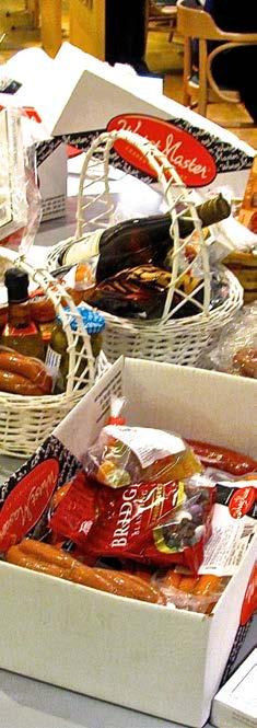 Tillsammans äter vi ljuvlig julgröt med skinksmörgås och ostsmörgås därtill. Kaffe med pepparkaka. Men innan vi sätter oss till bords samlas vi kl. 17.