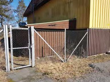 Stängsel runt konstgräsplanen - dess placering försvårar att nå motionsspåren samt fältet
