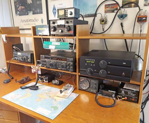 7 Radiomuseets nya besöksradiostation Nu är besöksstationen klar för användning. Det senaste tillskottet är det efterlängtade slutsteget, den svarta lådan till höger på bilden.