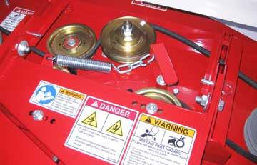 UNDERHÅLL Slå alltid till parkeringsbromsen, stäng av maskinens motor och ta ur startnyckeln innan klippkåpans eller knivarnas skick kontrolleras, eller innan reparation/justeringar, utförs.