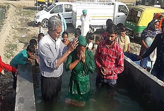 MISSION-INDIEN Året som ligger bakom oss, har varit ett härligt år för Indien Missionen. Vi har fått se hundratals människor komma till tro och bli döpta genom vårt arbete i Indien.