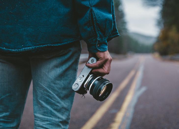 Grundkurs i fotografering med systemkamera Målet är att du ska lära dig fotografera med manuella inställningar. Du kommer att lära dig hur slutare, bländare och ISO påverkar bilden.