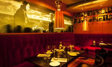 Bar, Bistro & Café Ett hotell med en krog, en krog med ett hotell. Vi brukar säga att Rival är som ett skafferi där varje del är en förutsättning för att våra gäster skall trivas.