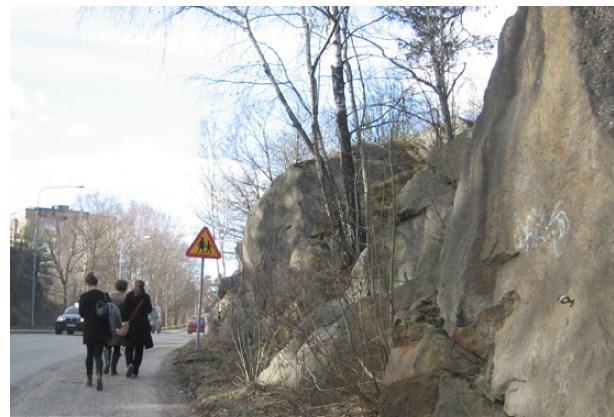 Sida 3 (11) Utmed Ågesta Broväg löper en gemensam gång- och cykelbana för dubbelriktad trafik på den södra sidan.