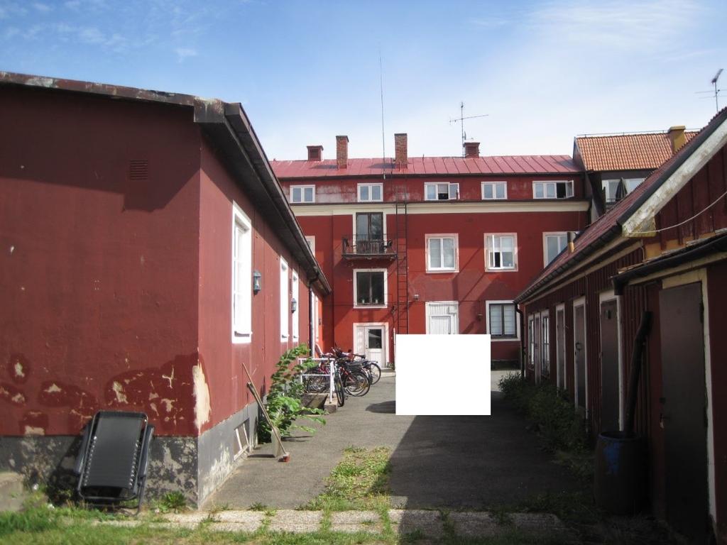 en anpassning till det äldre grannhusets takfot.