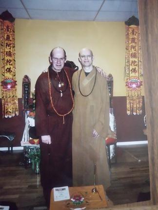 Pujan. Av Theravada Buddhisterna lärde jag mig att inte äta något mera efter klockan 12 på dagen. Den 7 December så träffade jag Rickard Skagerstrand som är Studiekonsulent för Sensus.