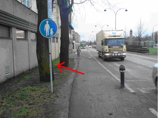 Figur25: En bild efter det att Katrineholm satt upp kontrastmarkeringar på stolpar.
