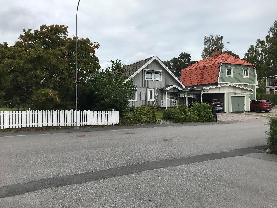 Planbeskrivning GRANSKNINGSHANDLING 8(12) Bostäder Befintligt enbostadshus i planområdet har plåtbeklädd grön fasad. Taket är brutet med röda takpannor (se Figur 2). Figur 3. Intilliggande byggnader.