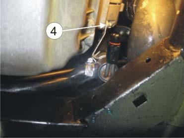 A 2 5/5 Varmeren monteres i slangen () som går fra oljekjøleren til T- stykket på radiatorslangen. Kapp slangen () ca. 35mm fra plastklipset (2), (midt på skråpartiet).