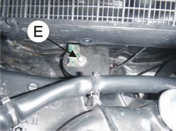 Lösung D oder E abhängig vom Ausstattungsniveau des Fahrzeugs wählen. Monter braketten (1) på pumpen (2). NB! Se bilde D og E for hvilken brakettløsning som skal benyttes.