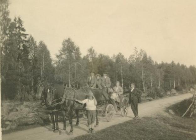 Alla med köpet förenade kostnader för lagfart och afsöndring, för vilka ändamål vi förbinda oss att tillhandahålla behöriga åtkomsthandlingar bestridas af köparen ensam.