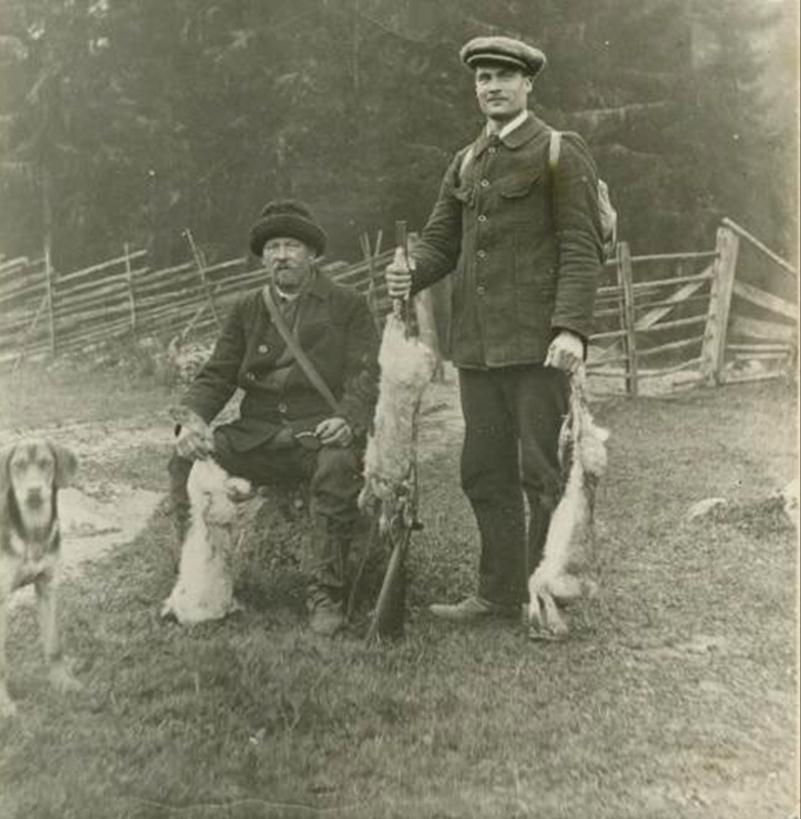 Knut Berg till höger, på harjakt med lokföraren Möllerberg (sittande) som