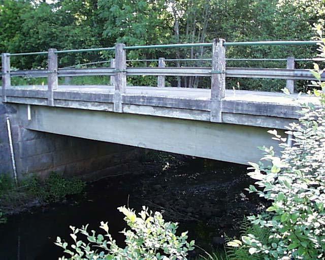 H 7 S:t Sigfridsån vid S:t Sigfrid Brotyp: Balkbro med betong- eller stenbalkar.