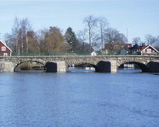 5 7 Motala ström vid Borensberg Brotyp: Stenvalvbro. Huggen sten.