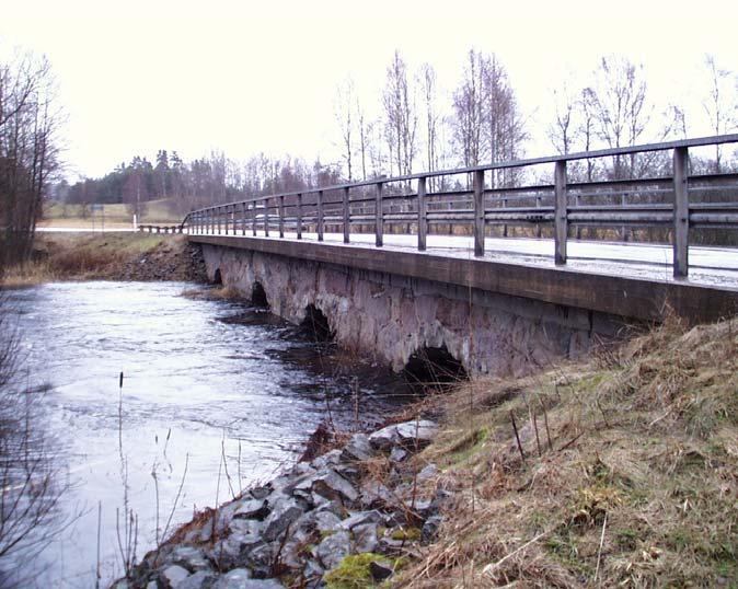 F 75 S mån vid Upplanda, Vetlanda Brotyp: Stenvalvbro. Huggen sten i bruksmur. Bakgjuten. Byggd år: 859 Antal spann: Ormaryd ksjö Rumskull a Nässjö Hult Bruzaholm Ingatorp Fredri ksdal.