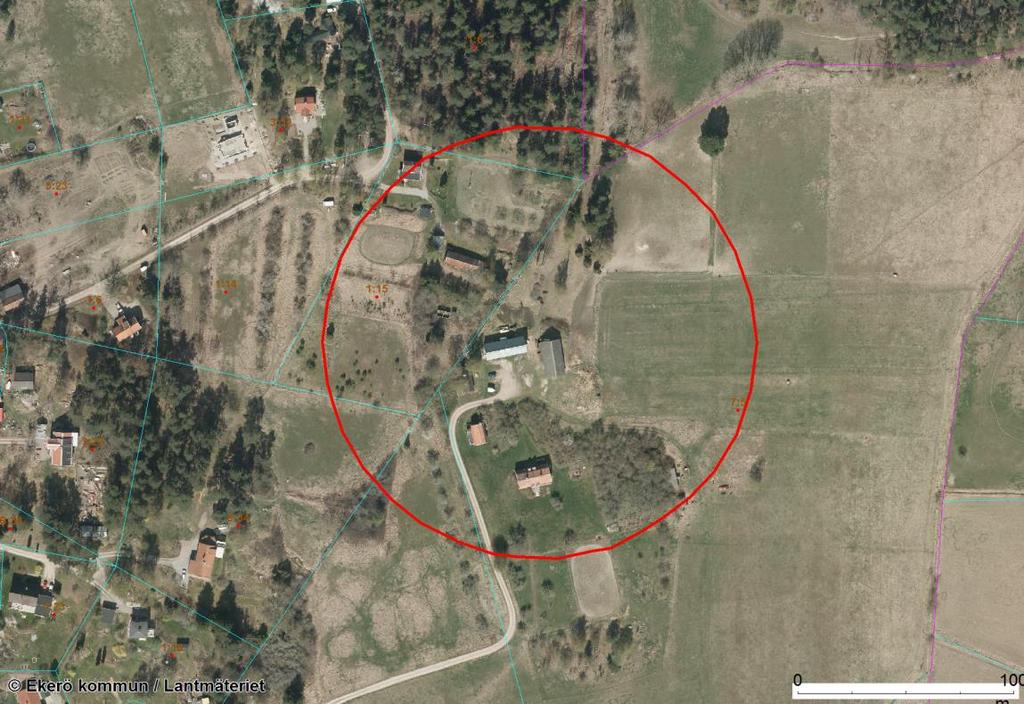 16(20) Röd markering visar 100 m skyddsavstånd från stallet på Norrby.