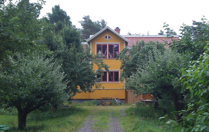 En byggnad som fungerar som utställningsyta finns även inom området. Bostadsbebyggelsen inom planområdet utgör, med undantag för ett hus med fyra lägenheter, enbostadshus i 1-2 våningar.