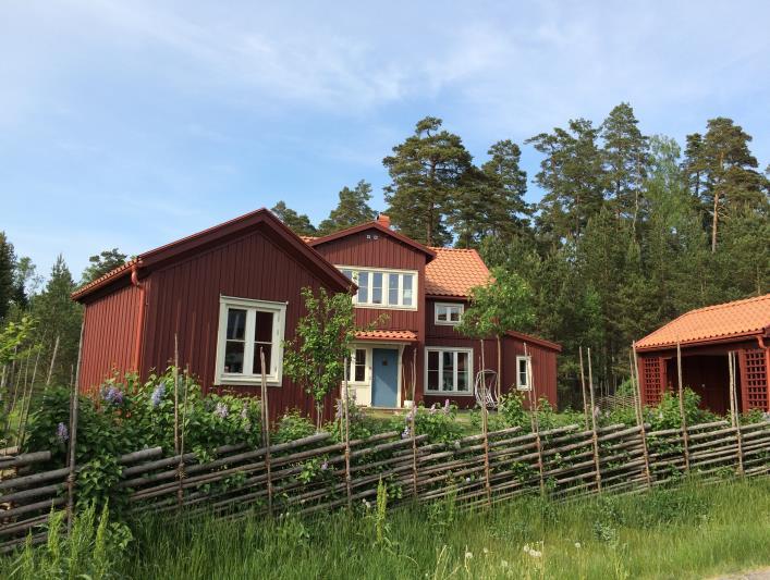 Detta för att inte bryta det enhetliga intryck som bebyggelsen i området ger. Exempel på lantlig bebyggelse.