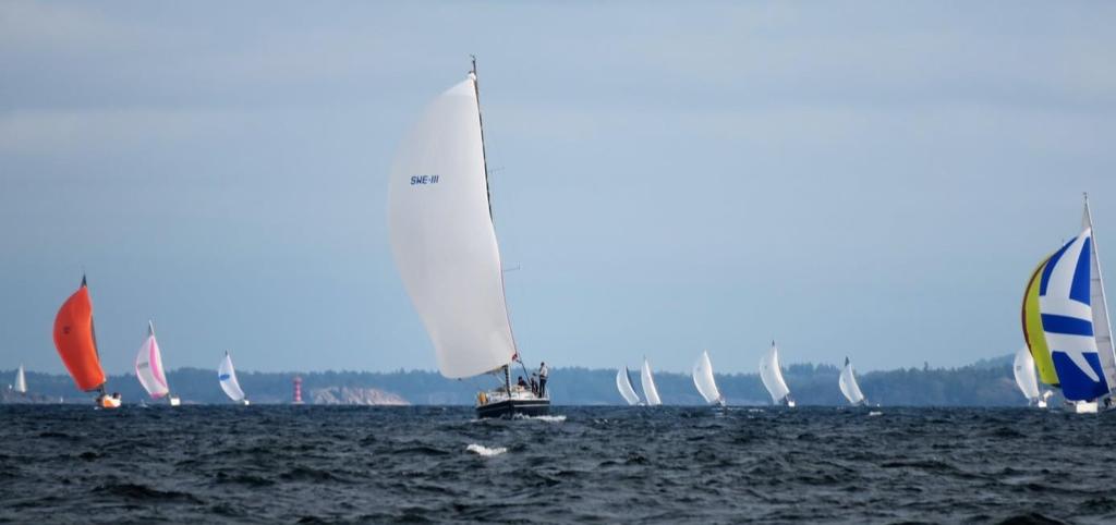 Oavsett om det är brant slör eller plattläns så är det spinnaker som gäller på kappsegling för de allra flesta. Bilderna från Åland Offshore Race 2017.