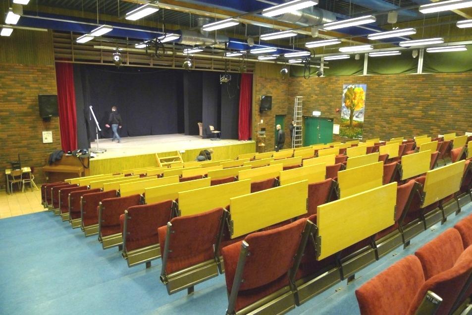 Två utrymningsdörrar är placerade på kortsidan längst bak i lokalen sett från scenen och de leder ut i två olika brandceller.