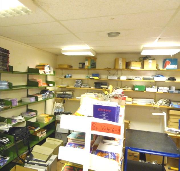 2.4 Bokförråd/övriga utrymmen I korridoren bakom aulan finns olika utrymmen, bland annat ett café, bibliotek och ett bokförråd (se Figur 10, Figur 11 och Figur 12).