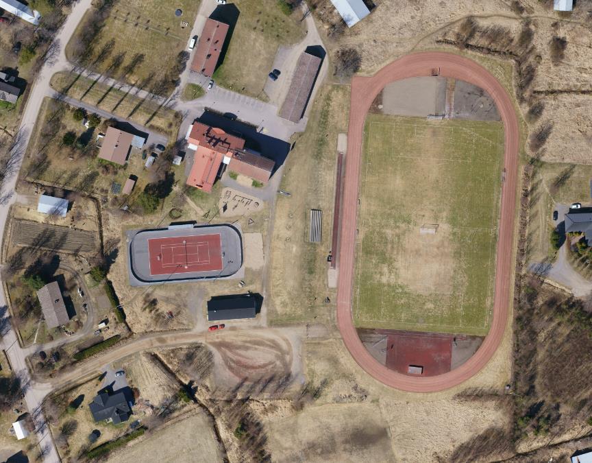 1-16 Bild 11. Flygbild som visar skolområdet och centralidrottsplan med tillhörande rink och tennisbana.