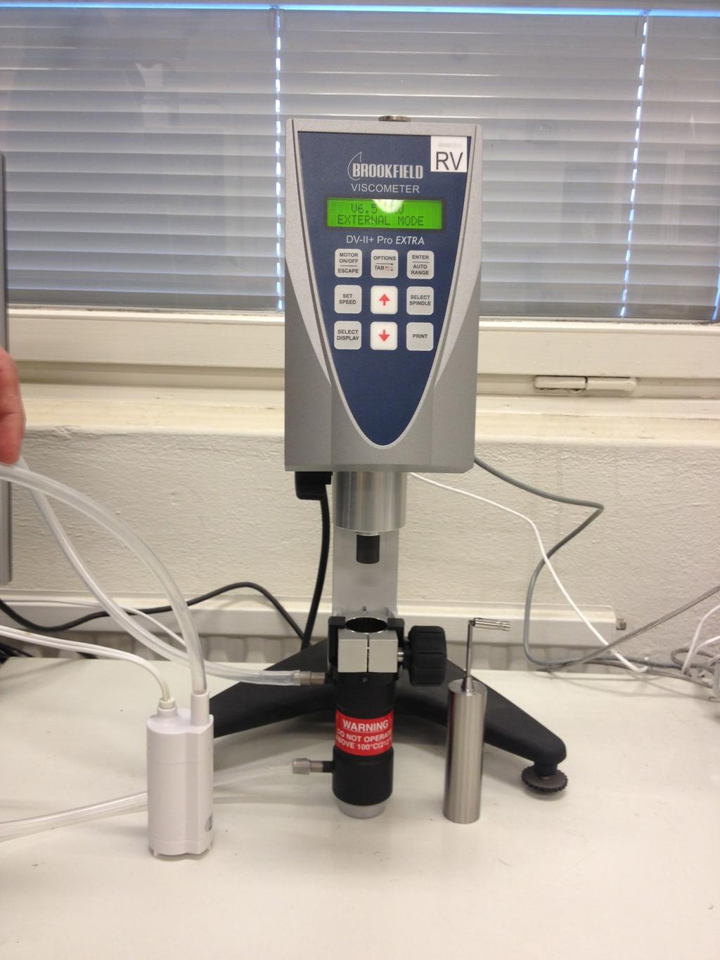 Tillbehören består av: UL-Adapter (tempererad hållare Specialspindel till UL-Adapter Slangar Vattenpump Tempererat vattenbad Termometer.