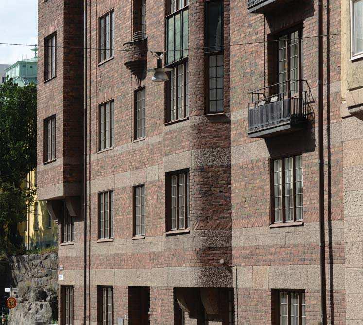Plåten gestaltas med omsorgsfull detaljering och indelning. Plåten ges en varm färgskala.