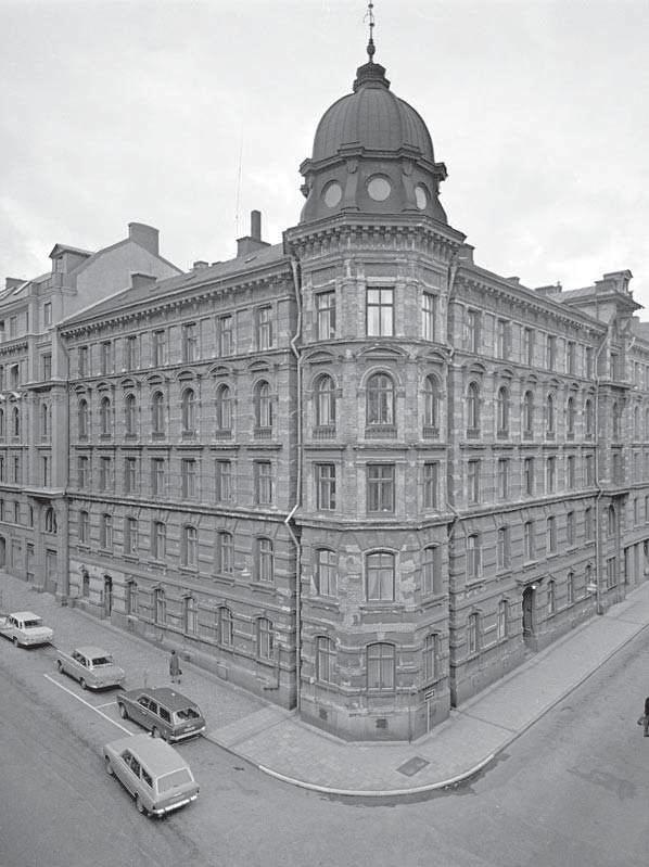Den är med sina 11 våningar tillräckligt hög för att svara upp mot det storskaliga bostadshuset på fastigheten, samtidigt som volymen fortfarande läses ihop med omgivande