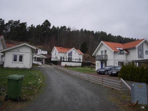 Bebyggelse längs Prästgårdsvägen. Parkeringen med Steinbrenner och Nyberg i bakgrunden. Service Inom planområdet finns det idag en friskola och en privat förskola.