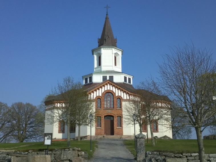 Runstenar, fornstugor & kyrkor I Grästorp finns det gott om runstenar, vackra kyrkor