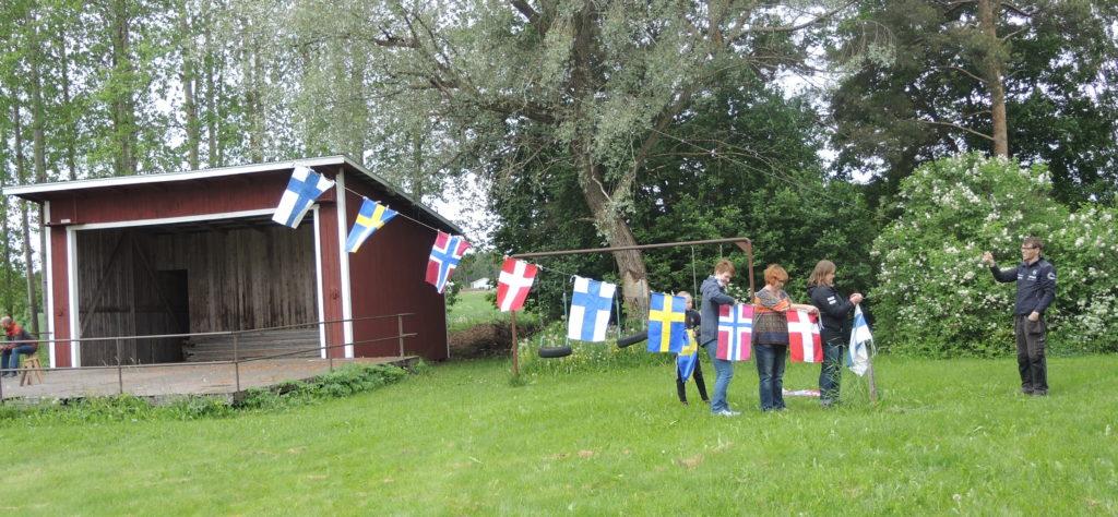 Flaggorna binds vid de dubbla stödlinorna genom
