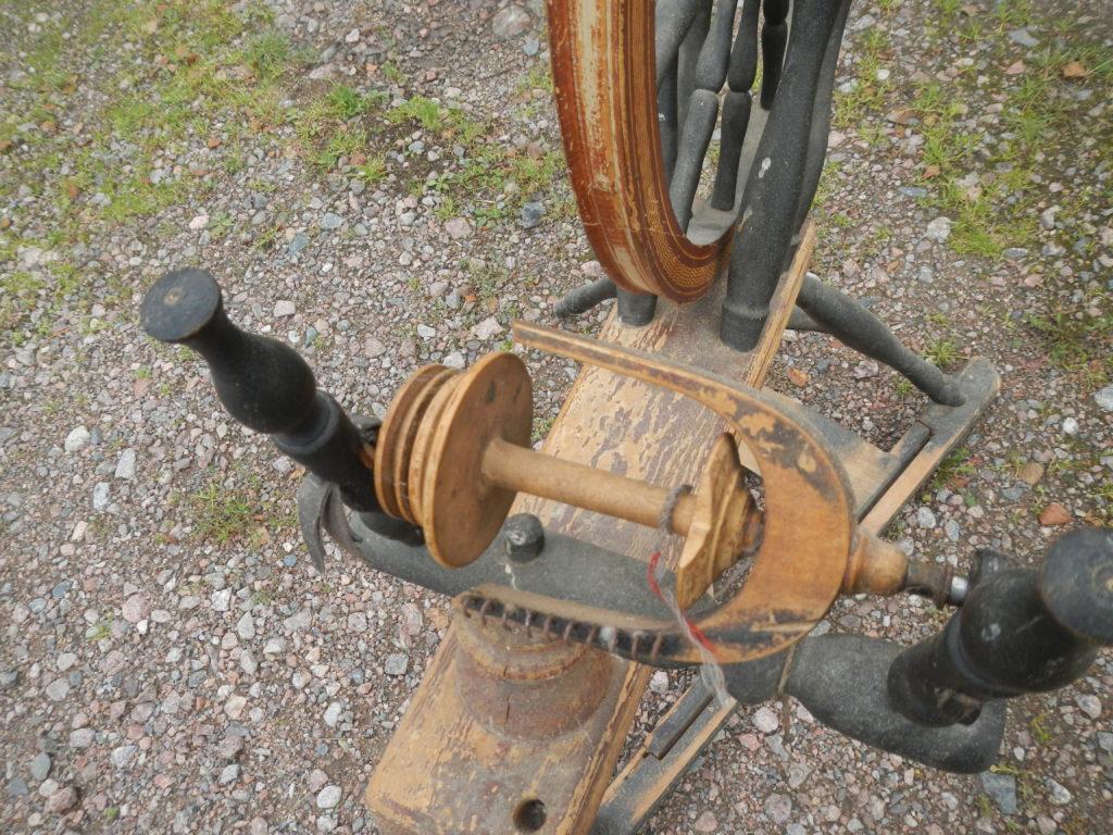 Bos-Sestu spinnrock. Det saknas bara snöret mellan hjulet och spolen.