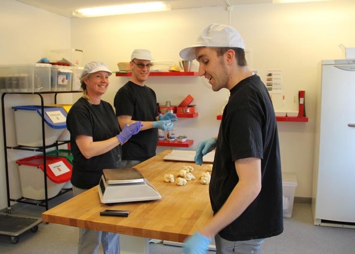 Här bakas frukost- och fikabröd som levereras till den egna verksamheten, till kafé Eko som är personalkaféet på företaget Ekovent, och till övriga verksamheter i kommunen.