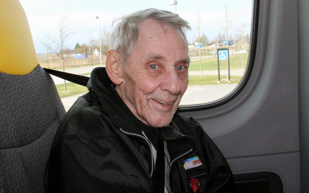 Det är en solig eftermiddag i slutet av mars och utanför äldreboendet Månstorps Ängar i Västra Ingelstad står utflyktsbussen och väntar på dagens resenärer.