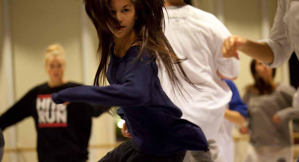 Dans Barn och ungdomar Dance Kids Rörelseglädje, koordination och koncentration för alla små artister. ÅLDER 5 år fr 15:30-16:15 12 8/9 900:- Balett Lär dig grunderna i balett.