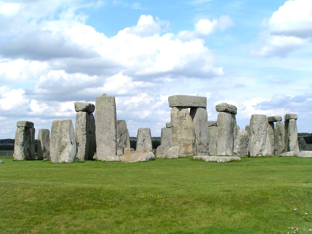 ENKEL Engelska 29 Stonehenge Stonehenge Stonehenge is a prehistoric monument located in England. You find it in the county of Wiltshire, about 13 kilometres north of the town Salisbury.