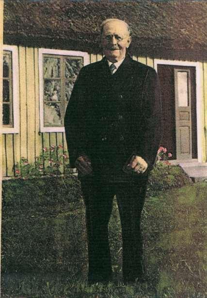 1949_Nils Andersson framför sitt hus.