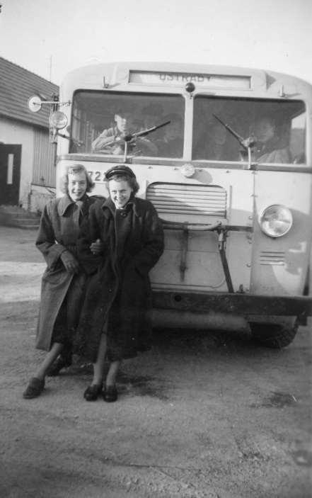1950_Kerstin_Anna Johansson framför Stigs buss vid