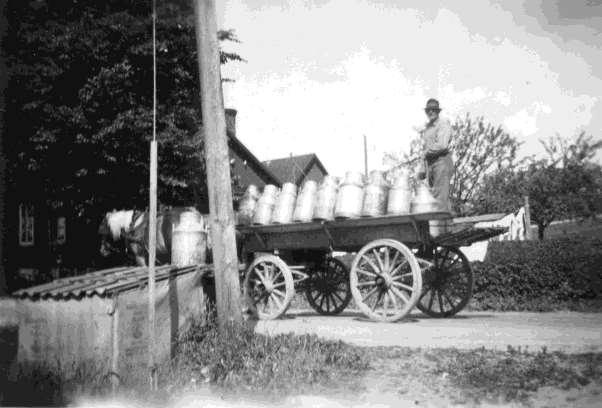 1946_Harry Nordahls mjölkskjuts har lämnat mjölkkannor på mjölkbordet tillhörande Jägersberg 20 POSTADRESS Postadressen Östraby