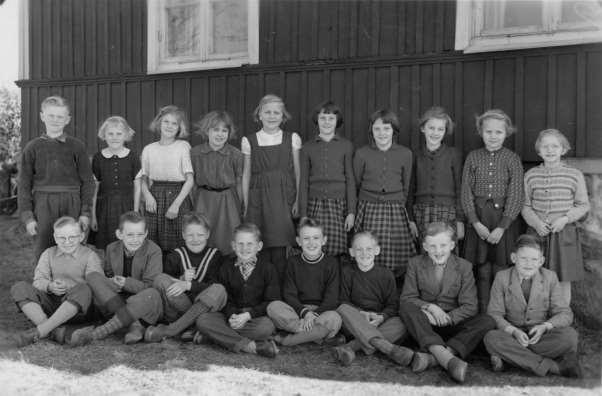 1955-56_Killeröds skola sista undervisningsåret Bakre raden från vänster: Kurt-Ingvar Håkansson, Anna-Stina Olsson, Berit Johansson, Ann-Charlotte Åberg, Anita Frank, Ann-Britt Ström,